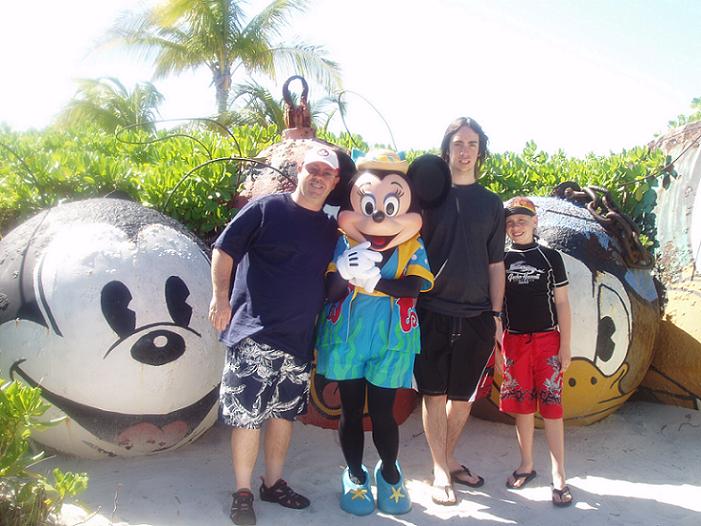 File:Al and Kids At Disneyland sm.JPG